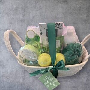 Bloomfield Bath & Body Winter Solace Eucalyptus & Fir Spa Gift Basket